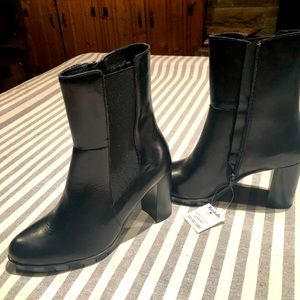 Russo Size 9 Never worn heeled boot